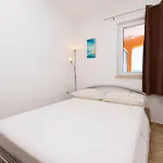 Orange Lägenhet Duće