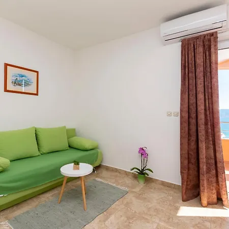 Orange Apartment *