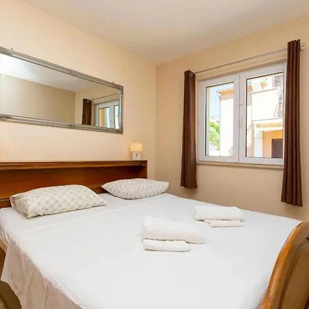 Orange Apartment *