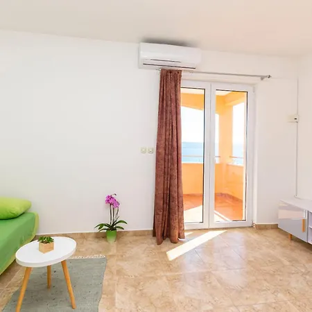 Orange Apartment Duce